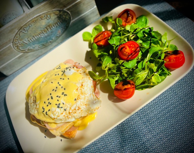 Mic dejun sandwich cu ou ochi 350g